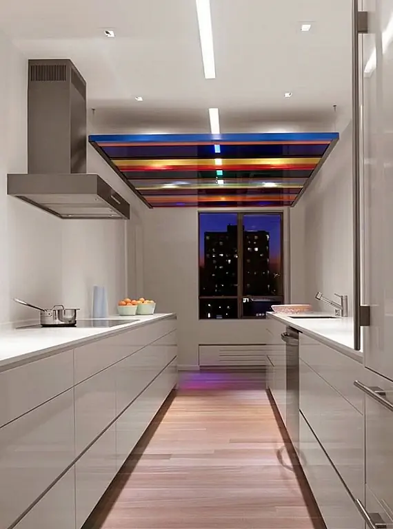 В некоторых конструкциях с цветным освещением используются цветные панели поверх обычных огней. Изображение: Hulburd Design