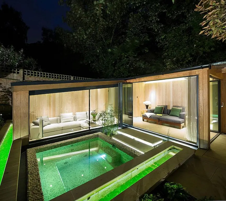 Цветное освещение добавляет стиль и интерес к бассейну или гидромассажной ванне. Изображение: Folio Design