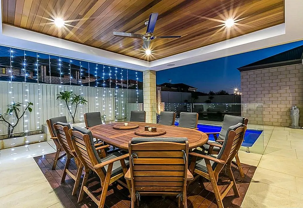 Подвесные световые шнуры могут добавить акцент в зону приема пищи. Изображение: Mondo Exclusive Homes