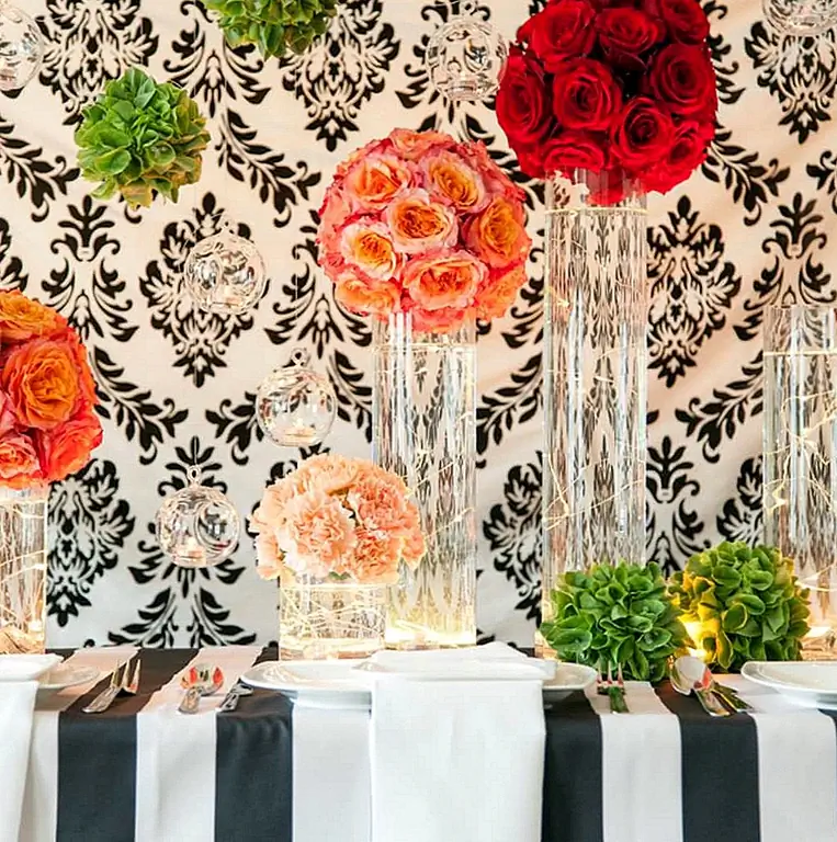 Не чувствуйте себя ограниченным огнями струн в качестве настенных или потолочных акцентов; струнные огни также работают в центральных частях стола. Изображение: Lights.com