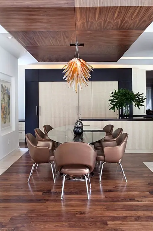 Веселые абстрактные подвесные светильники добавляют художественное ощущение в пространство. Изображение: Кабриолеты