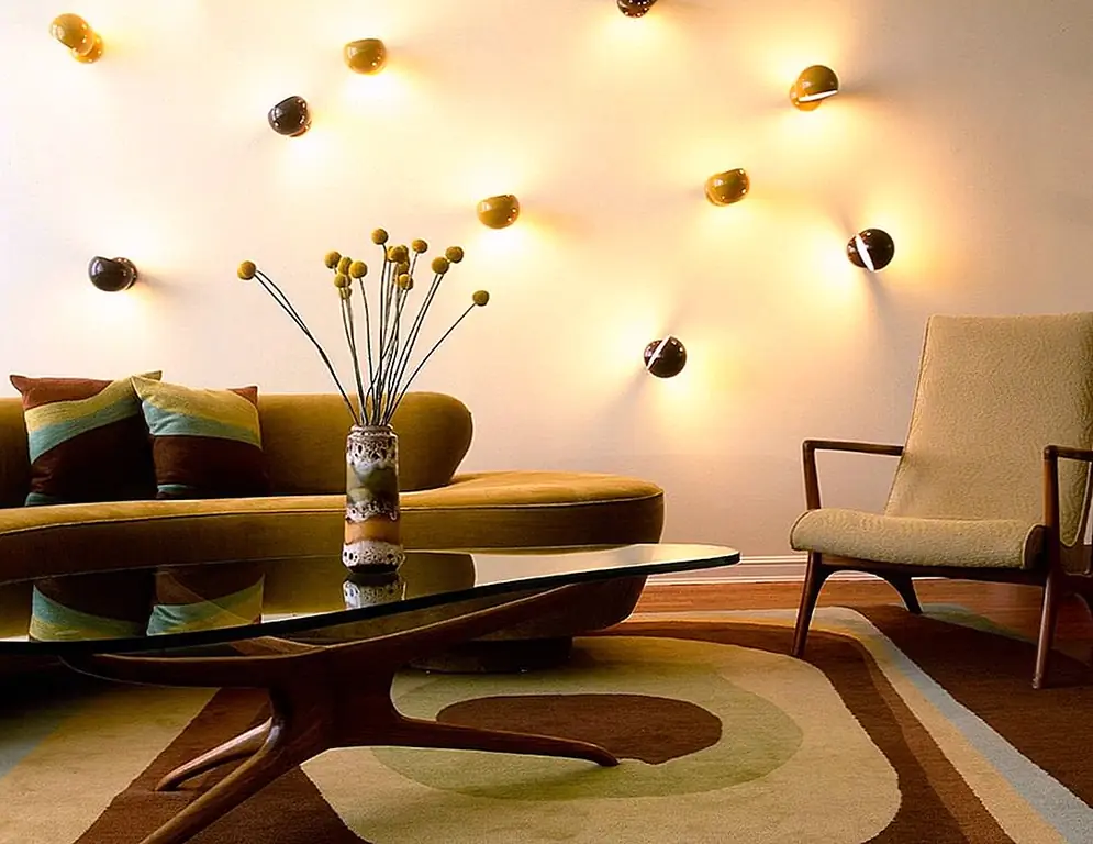 Поворот настенного освещения в неожиданных направлениях дает мгновенный взгляд фанки. Изображение: Amy Lau Design