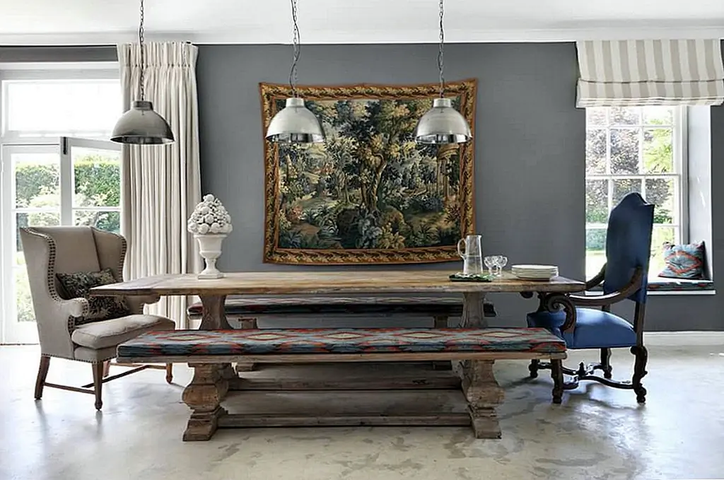 Гобелен с лесной сценой мгновенно выводит на улицу. Изображение: VSP Interiors