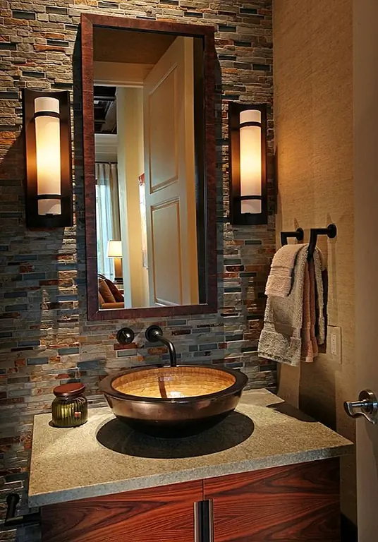 Стены камней - это мощный способ вывести на улицу. Изображение: Collins Dupont Design Group