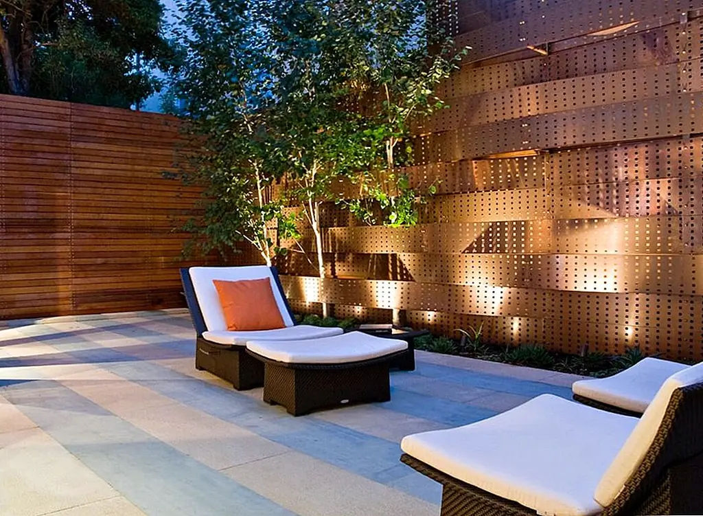 Добавьте шикарный стиль в открытое пространство с акцентной стеной. Изображение: Randy Thueme Design