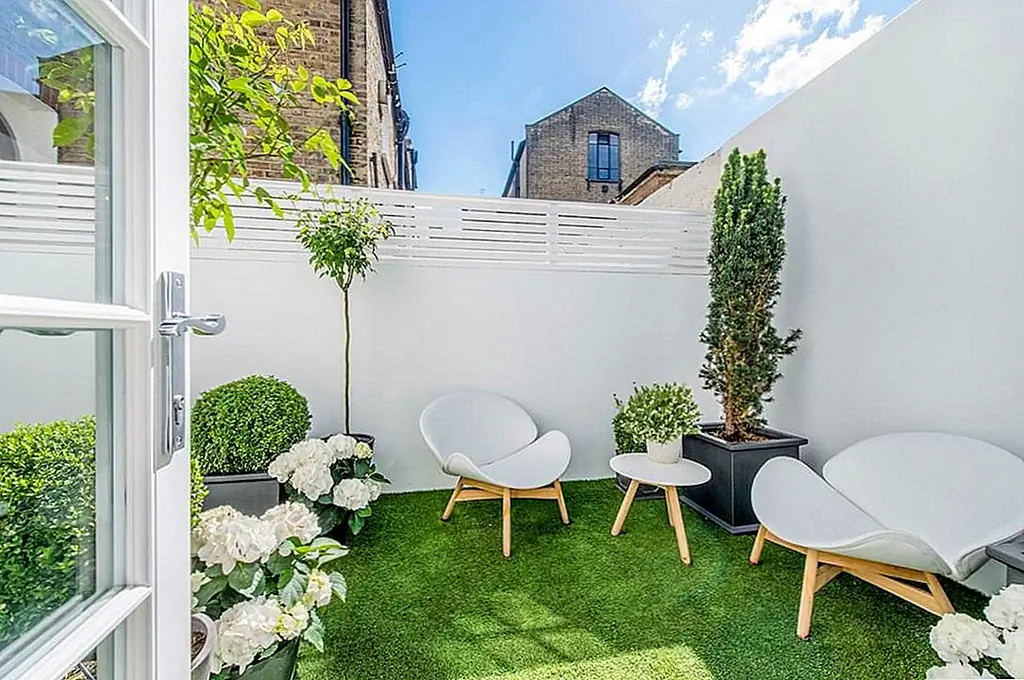 Белое ограждение визуально открывает открытые пространства. Изображение: Cato Creative