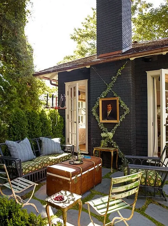 Повесьте настенное искусство снаружи, как способ ошеломить гостей. Изображение: Jetton Construction