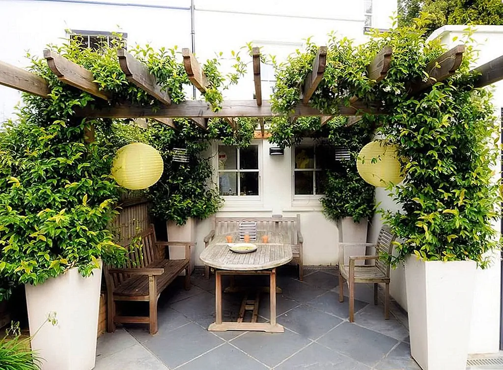 Один длинный стол добавляет визуальную длину и более удобство использования небольшого внутреннего пространства. Изображение: Kate Eyre Garden Design