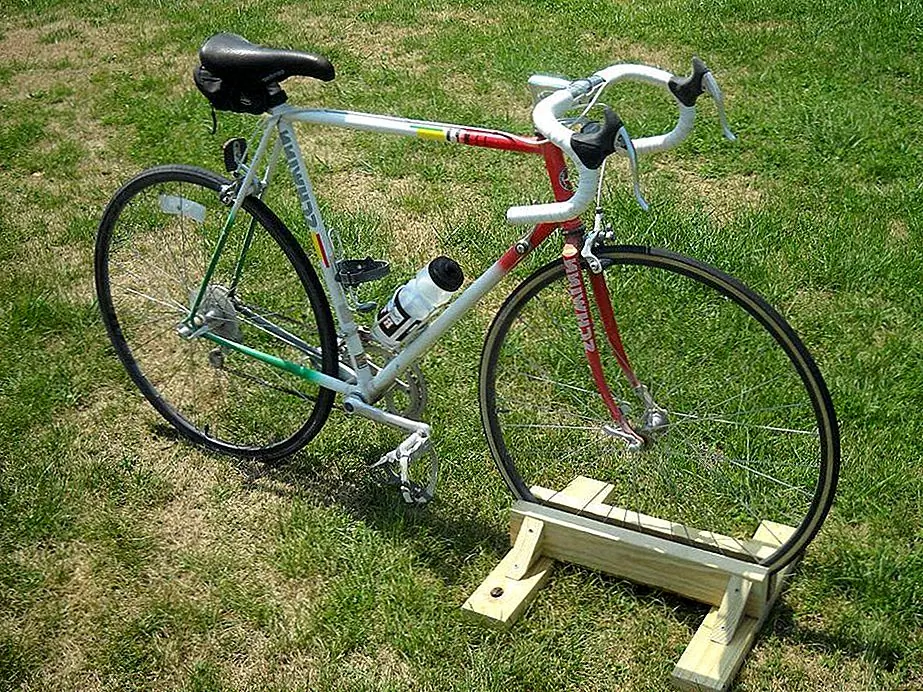 Скорее всего, вам нужна только стойка, в которой может быть один велосипед, и в этом случае дизайн немного отличается. На самом деле, на самом деле есть много разных дизайнерских идей. Одна из простейших стеллажей для велосипедов DIY в этом смысле представлена на инструкциях и изготовлена из древесных плит. Это в основном просто небольшая подставка, которая держит переднее колесо велосипеда вертикально и стабильно. Сначала вы должны измерить ширину своей велосипедной шины, прежде чем делать что-либо еще, чтобы убедиться, что подставка может фактически поддерживать велосипед. Не стесняйтесь окрашивать или красить древесину, как только вы закончите сборку подставки.