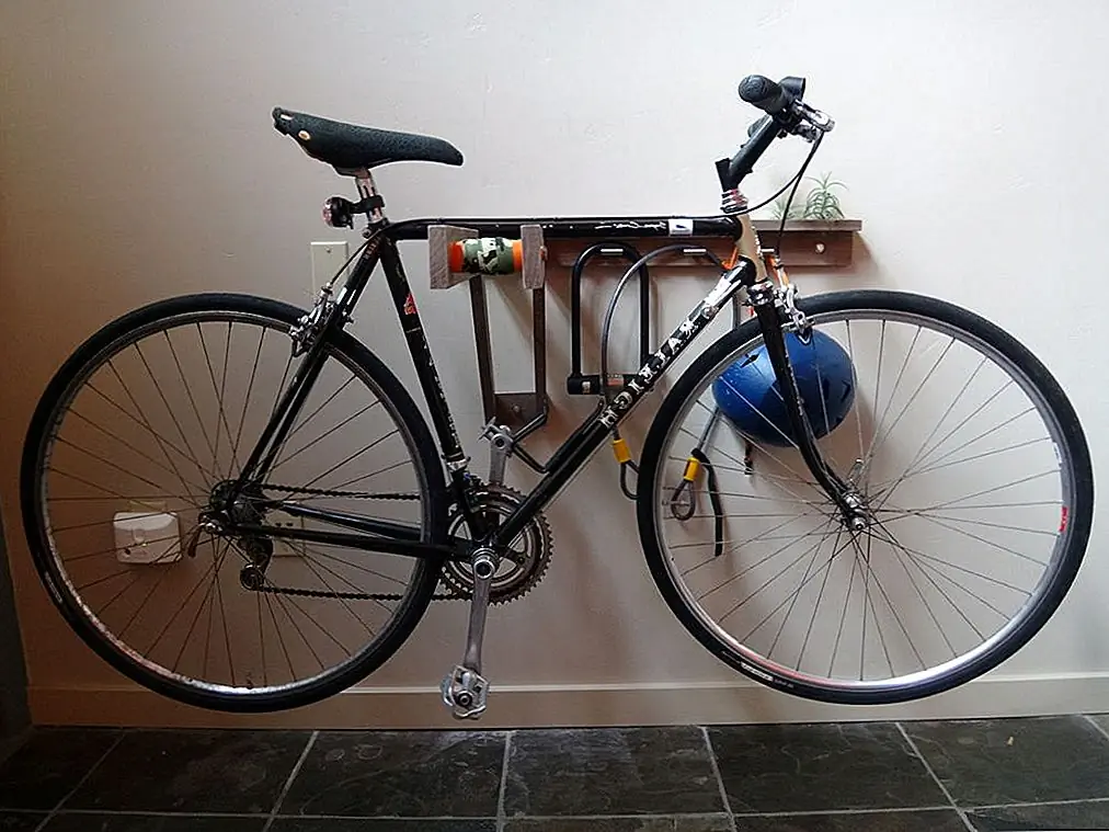 Настенная велосипедная стойка - действительно отличная идея, если у вас есть только один велосипед, и вы хотите сохранить его в помещении, в небольшом пространстве. Стойка в этом случае также позволит вам включить велосипед в функцию стены. В основном вы бы выставили его на дисплей, и вы освободите часть пространства, выполняя его. Это действительно классное учебное пособие по инструкциям, которое может показать вам, как собрать настенный велотренажер, который очень похож на тонкую и простую полку. Одна из лучших вещей в том, что у этого есть эти крючки, которые могут держать Ваш шлем и другие аксессуары для велосипеда.
