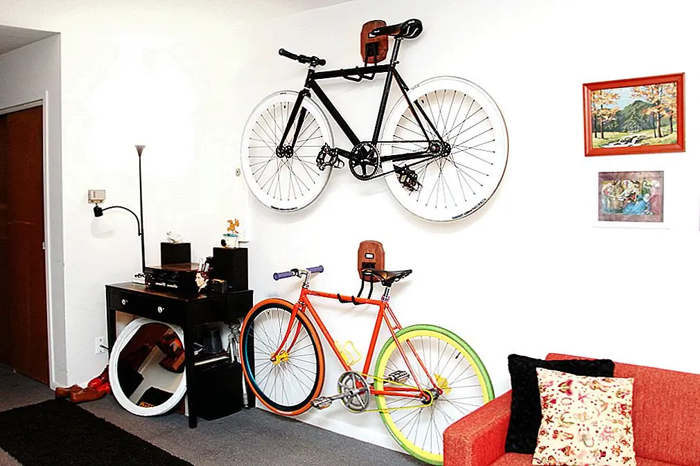 Внутренняя стойка для велосипедов не может быть слишком большой и должна легко манипулировать и использовать. Очевидно, вам решать, где вы хотите сохранить свой велосипед. Это может быть на балконе, в гараже или на самом деле внутри дома, если у вас есть свободная комната или если вы не против держать ее в своем жилом пространстве. В любом случае, мы обнаруживаем, что эта идея DIY для велосипедной стойки от minipennyblog идеально подходит для помещений. Это небольшая настенная стойка с двумя крючками, которые удерживают велосипед подвешенным. Конечно, это не работает для всех типов велосипедов, поэтому не забудьте проверить свою велосипедную рамку, прежде чем делать что-либо еще.