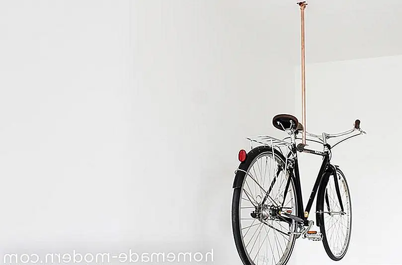 Еще одна интересная и в то же время космическая идея - повесить велосипед с потолка. Это звучит так, как будто это может быть очень весело, и, как показывает нам уроки самодельного современного, очень легко собрать и очень удобно. Чтобы сделать потолочную велосипедную стойку, подобную этой, вам нужны фитинги из меди, медная труба, войлок, стальная шерсть и эпоксидная смола. Вам также понадобится сверло, угловая шлифовальная машина, жесткий резак для труб и факел.