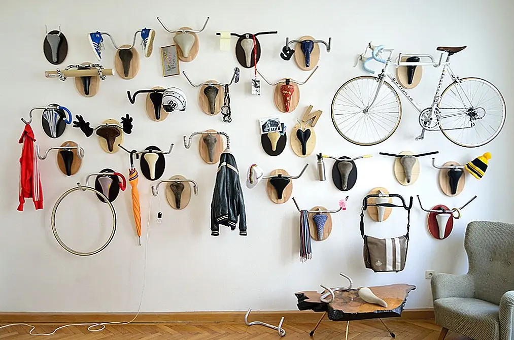 Велосипедная стойка, сделанная из переработанных частей велосипеда, насколько это круто? Посмотрите на эти удивительные вещи, которые мы обнаружили по повелению. Они супер веселые и красивые, и они выглядят потрясающе. Вы можете использовать их не только как вешалки для вашего велосипеда, но и для пальто, перчаток, шлемов и даже зонтиков. Это одна из лучших идей, которые мы когда-либо видели.