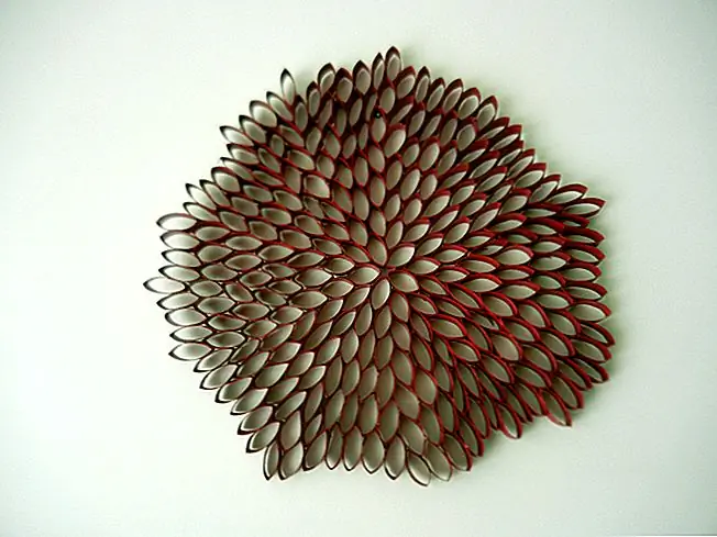 Вот еще одно интересное украшение: цветок для стены. Для этого вам понадобятся рулоны туалетной бумаги, горячий пистолет для клея и краска для распыления. Сначала сгладьте рулоны и разрежьте их на 1 '' круги. Затем склейте их вместе и начните создавать цветок. Затем нарисуйте любой цвет, который вы хотите, дайте ему высохнуть и наденьте его на стену. Вы также можете сделать другие фигуры, которые вам нравятся. {Found on thisincredible}.