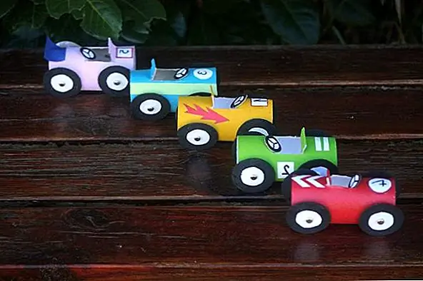 Еще одна интересная идея - сделать гоночные машины из рулонов туалетной бумаги. Сначала соберите несколько трубок и цветную бумагу. Оберните их бумагой, каждый в другом цвете. Вырезать колеса из картона и окрасить их в черный цвет. Добавьте маленький белый круг в центр. Вырежьте место в драйверах вратарей труб, чтобы вписаться и не забывать о рулевом колесе. В конце рисуйте цифры на машинах и получайте удовольствие. {Найдено на kiflieslevendula}.