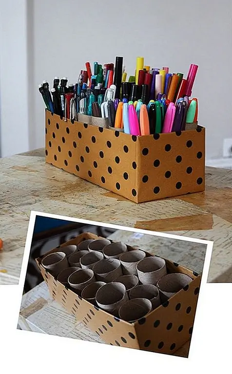 Вы также можете использовать трубки туалетной бумаги, чтобы делать всевозможные полезные вещи для вашего дома или даже для вашего офиса. Например, вот хороший организатор. Это очень легко сделать. Вам просто нужна пустая коробка и куча трубок туалетной бумаги, которые вам нужно поместиться внутри. Вы можете приклеить их, если хотите, или оставить их как таковые.