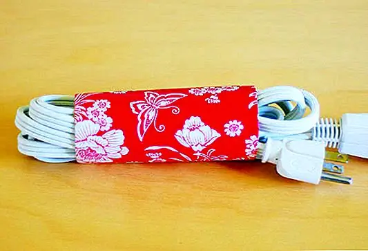 Как вы знаете, наличие шнуров и проводов, торчащих повсюду, очень неприятно. Итак, вот простой способ держать их красивыми и организованными. Вам просто нужна туалетная бумага. Идея состоит в том, чтобы обернуть ее в хорошую бумагу, чтобы придать ей красивый вид. Затем используйте его, чтобы аккуратно хранить все ваши шнуры, кабели и провода.