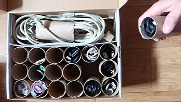 И поскольку мы говорили о кабелях и проводах, у вас, вероятно, есть много таких вещей в вашем доме, и они, вероятно, все нужно где-то хранить. Вот идея для очень приятного органайзера. Для этого вам нужна коробка и много трубок для туалетной бумаги. Трубы будут служить отдельными отсеками для хранения кабелей и проводов. Теперь они будут аккуратно сохранены, и они тоже будут в одном месте.