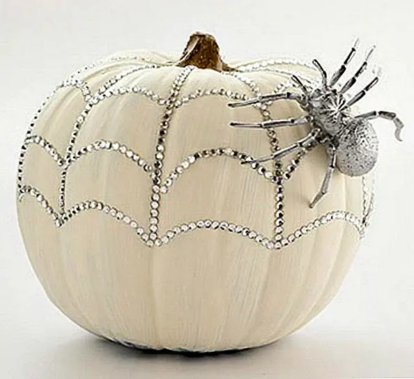 Использование блеска - всегда способ заметить! И ваша передняя дверь будет сиять ярким с этим DIY. Одежду белую тыкву с драгоценными камнями наклейки и приложил аппликацию паука для какой-то багги.