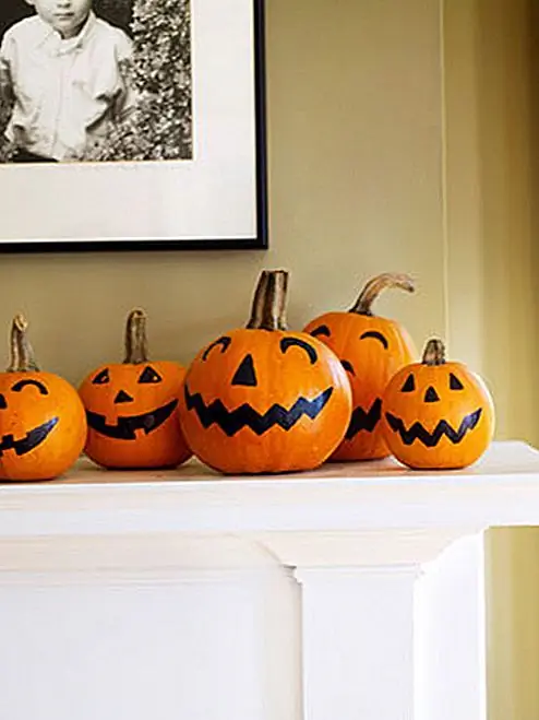 Или, если вы не хотите надуть, вы можете просто использовать простую краску. Сделайте некоторые Halloween-y jack-o-latern взгляды и некоторые из ваших собственных оригинальных лиц для удовольствия.