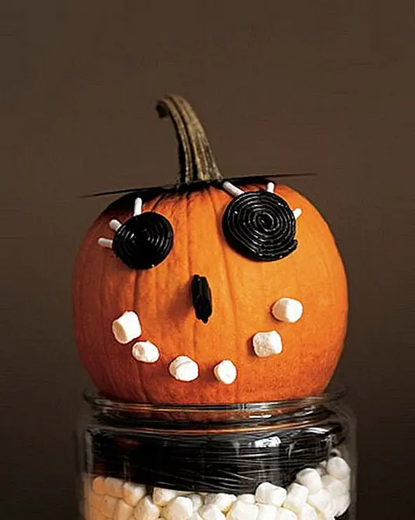 Детям это понравится! Используйте конфеты, чтобы создать веселые лица! Ведьма, улыбка или призрак, говорящий «Бу!» Веселитесь и проявляйте изобретательность с лакрицей и зефирами!