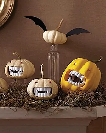 В настроении для какого-то вампирского стиля? Вырежьте достаточно места, чтобы добавить фальшивые клыки! Это креативно, легко, и все будут любить их!