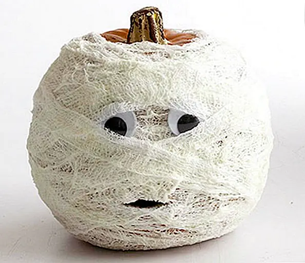 Мумифицированные тыквы идеально подходят для приятных трюков или очистителей! Возьмите какую-нибудь марлю и некоторые глупые глаза и ВОИЛА! вы создали свою собственную маленькую тыкву с личностью.