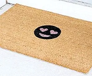 DIY Heart Eye Emoji Doormat