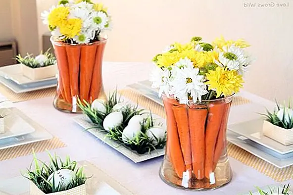 Если вы не большой поклонник моркови в вашей еде, то, возможно, вы хотели бы использовать их на этих центральных изделиях. Обрежьте морковь той же длины. Возьмите прозрачную вазу и положите маленькую чашку посередине. Поместите морковь вокруг чашки. Затем удалите чашку и вставьте цветы на свое место. {Найдено на lovegrowswild}.
