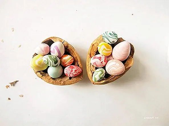 Для этого проекта вам понадобится глина Fimo в цветах, которые вам нравятся, и нож. Вырежьте крошечные кусочки глины в двух разных цветах и начните катить их вместе. Бросьте глину в шар, а затем зажмите, чтобы сделать крошечное яйцо. Повторение. Затем положите крошечные яйца в ореховые раковины. {Найден на льдуандоре}.