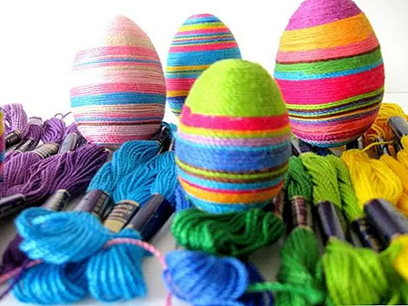 Эти красочные резьбовые яйца определенно не традиционны, но они также очень красивы. Они изготовлены путем склеивания резьбы на пенополистироле. Вы в основном начинаете либо с верхней, либо с нижней стороны, накладываете немного маленького синего на яйцо и начинаете обматывать нитки вокруг. Вы можете смешивать и сопоставлять цвета так, как вам нравится. {Найдено на craftberrybush}.