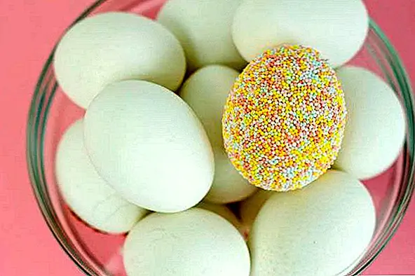Эти посыпанные пасхальные яйца выглядят абсолютно восхитительными, и их легко сделать, чтобы вы выиграли, и тратить много времени на этот проект. Вы можете использовать яйца вкрутую или яйца из пенополистирола. Вам также нужен клей, кисть и брызги. Накройте яйцо слоем клея, а затем надавите на него в миску брызг. Используя ложку, накройте вторую половину яйца. {Найдено на студидии}.