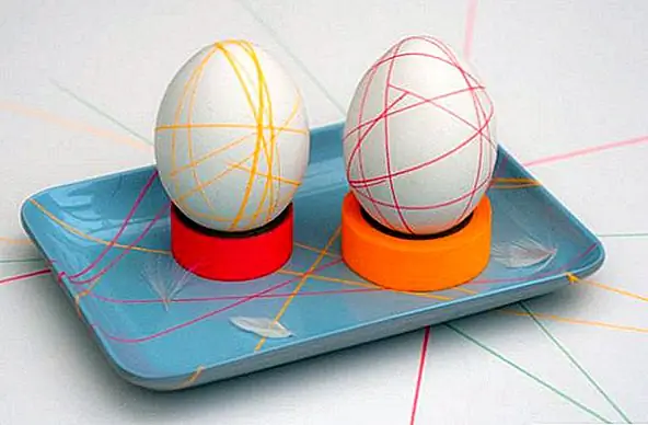 Как насчет чего-то простого и современного? Для этого проекта вам нужна только маскаратная лента разных цветов. Вы разрезаете ленту на тонкие полоски, и вы украшаете их яйцами. Это очень просто, и это требует немного мастерства, но вам не нужно следовать шаблону. Просто будьте творческими. {Найден на misshoneybird}.