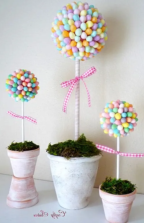 Jelly beans kinda выглядят как крошечные пасхальные яйца. Вот как вы можете организовать их в тупике. Вам нужен маленький горшок, цветочная пена, шарик из пенополистирола и дюбель. Закрепите дюбель в пене и сверху мхом. Приклейте каждый бобовый шарик на шарик из пенополистирола, пока вы не покроете всю поверхность. {Найдено на ремесленниках}.