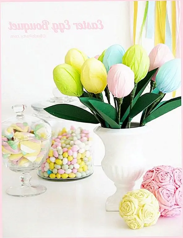 Чтобы сделать этот яркий букет, вам нужны шоколадные пасхальные яйца, цветные салфетки, деревянные шампуры и цветочная лента. Сократите салфетки пополам, чтобы сделать квадраты и обернуть их вокруг яиц. Отрежьте избыток, поместите шампур внутрь и оберните цветочной лентой. Вы также делаете карнизами с зеленой карточкой. {Найден на birdparty}.