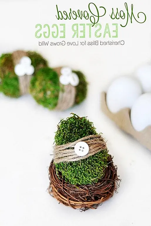 Сделайте украшения подходящими для весны. Вам понадобятся мох, горячий клей, пластиковые яйца, шпагат, пуговицы и ножницы. Нанесите некоторый клей на яйцо и нажмите мох на место. Продолжайте, пока не накроете все яйцо. Затем удалите все блуждающие нити с помощью ножниц. Добавьте шпагат и кнопки или просто оставьте яйца таким образом. {Найдено на lovegrowswild}.