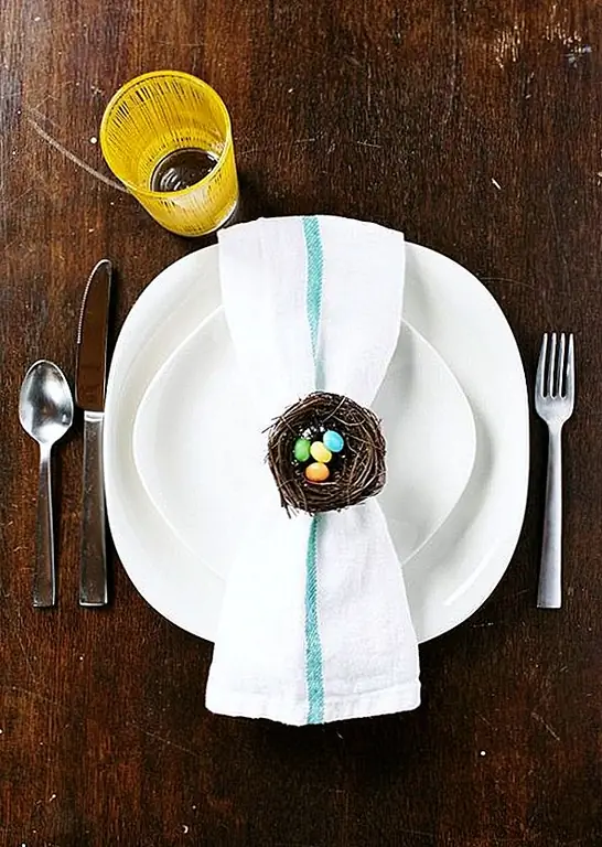 Эти украшения занимают всего несколько минут. Вам нужен держатель для салфеток, миниатюрное гнездо, мели и салфетки. Возьмите гнездо, оберните провод вокруг кольца салфетки и центрируйте гнездо на кольцо. Поместите желе в гнездо. {Найдено на gimmesomeoven}.