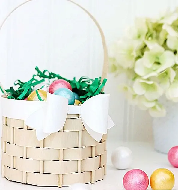 Это займет около 25 минут. Вам нужна березовая бумага, ящик для резки, шампуры, пистолет для клея и цилиндрический контейнер, как баня. Отрежьте нижнюю часть контейнера, а также обрежьте деревянную бумагу на полоски. Прикрепите шампуры к одной полосе. Переверните бумагу и прикрепите шампуры между теми, на которых вы уже наклеились. Затем приклейте тканый коврик к контейнеру. {Найден на дамасквеле}.