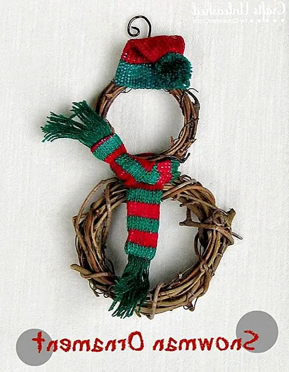 Я буду первым, кто признается, что я был присосками для почти любого мини-размера, и этот маленький украшение снеговика DIY не является исключением. Используя некоторый клей, маленькие (2 "и 3") венки из виноградных лоз, и комплект для шляпы и шарфа размером с укусом, вы можете мгновенно выбросить этот восхитительный орнамент. Такой простой и классический силуэт.