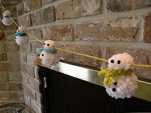 Ничто не говорит «зима», как снеговичка. Вы можете использовать любое количество материалов для изготовления гирлянды - бумаги, ткани, прищепок и … помпей! Эти маленькие парни настолько симпатичны, и вы можете покрасить координаты своих шарфов и настроить длину гирлянды на содержание вашего сердца.