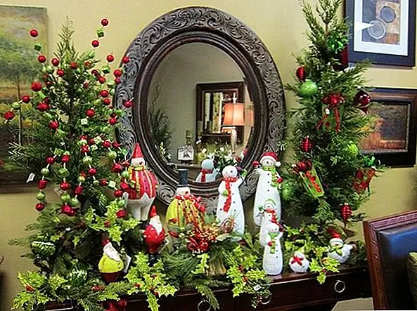 Говоря о каминах … как насчет того, чтобы сделать это семейным делом? Возьмите целую семью снеговиков (их не нужно точно координировать) и создайте для них дом на каминной полке. Здесь, среди разнообразия зелени, белые снеговики обеспечивают блеск световой яркости к виньетке.