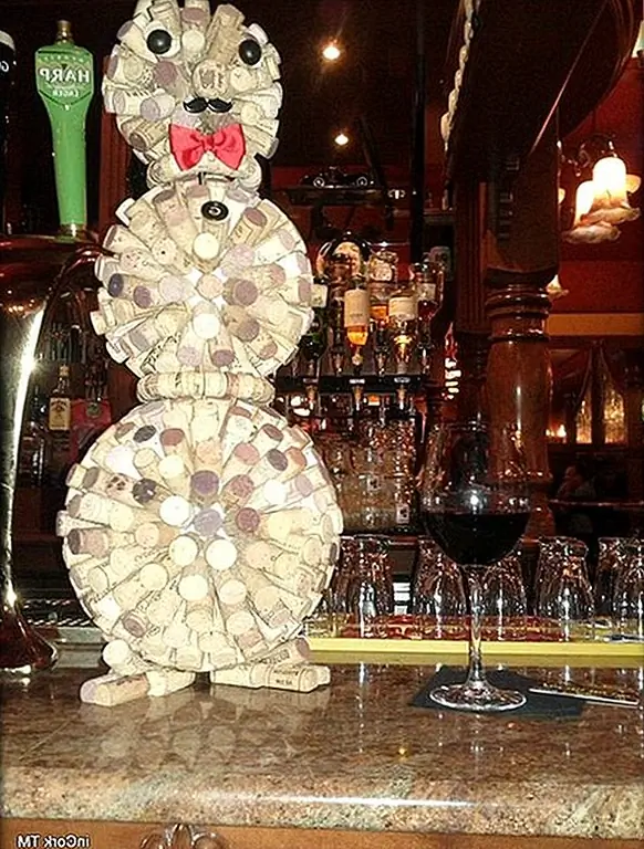 Идеальный декор для вашего бара или подвальной мини-кухни, этот усы-снеговик из винных пробок - изворотливый и веселый. Я думаю, вы могли бы воспроизвести его несколькими шарами из пенополистирола и множеством пробок.