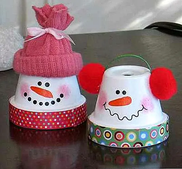 Вам не нужно много материалов или даже быть художником - чтобы создать этих забавных снеговиков для вашего праздничного декора. Немного краски, ленты и старого рукава свитера сделают трюк. О, и некоторые помпоны … потому что последнее, что кому-то нужно, это снеговик с замороженными ушами.