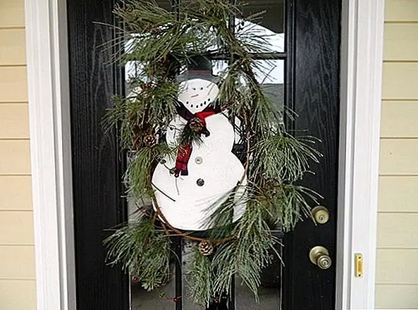 Использование винила в домашнем декоре имеет очень реальный потенциал выглядеть несколько липким-самодельным, но это украшение винилового снеговика доказывает, что наоборот может быть правдой! Камуфлируя стороны снеговика длинными игольными сосновыми ветвями, счастливый снеговик выглядит естественно веселым и привлекательным.