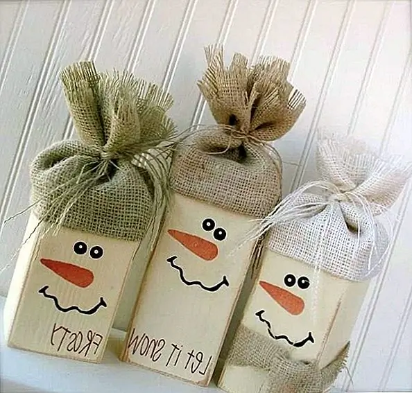 Это покорное трио снежных мальчиков достаточно, чтобы растопить твое сердце. Все, что вам нужно - это раскрашенные (и мелко расстроенные) куски размером 2 × 4, некоторые мешковины и шпагат. Покрасьте лица, оберните все, и у вас есть трио, чтобы осветить ваше пространство.