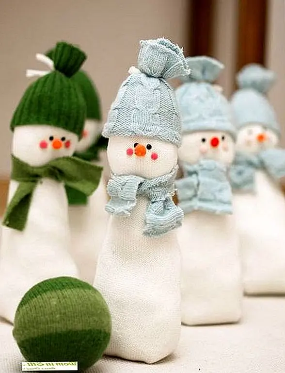 Мягкие, сладкие снеговики. Что не любить? Маленькие колпачки (свитера с рукавами свитера) и шарфы на этих маленьких парнях из белого войлока или флиса создают уютное визуальное снежное украшение.