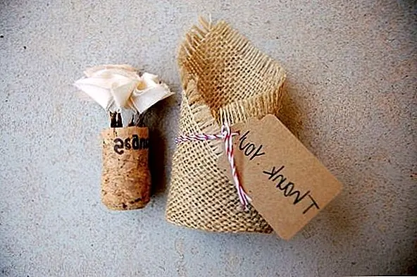 Винные пробки также можно использовать разными способами для свадебных торжеств. Один хороший пример - этот прекрасный подарок спасибо. Это маленький мешок мешковины, сделанный вручную. В мешке есть крошечная плантарная пробка внутри с крошечными цветами, вставленными в нее. Это хорошая идея для других особых случаев, в том числе свадебные ливни, детские души и даже дни рождения. Доступно за 5 $.