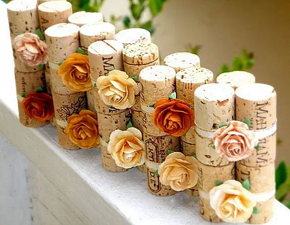 Если вы хотите использовать винные пробки для своих свадебных столов, то это будет очень шикарный и экологически чистый способ сделать это. Эти держатели карт изготавливаются с использованием трех винных пробок и украшены цветами, каждый из которых имеет яркие цвета. Они также могут использоваться для хранения табличных номеров или фотографий. Доступны на сайте.