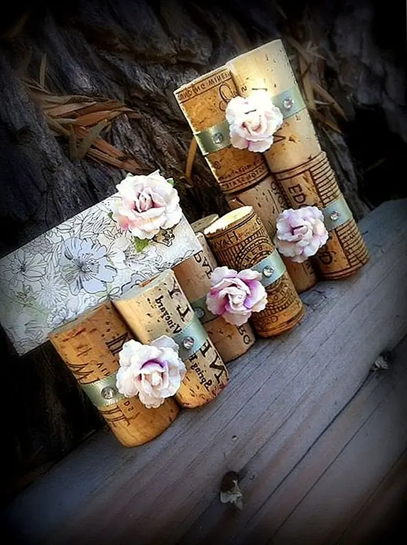 Аналогичная дизайнерская идея, также для владельцев карт для свадьбы, была бы такой. Винные пробки обернуты атласными лентами и украшены украшениями ручной работы. Сиреневые оттенки прекрасно дополняют естественный цвет винных пробок. Доступны за 30 $.