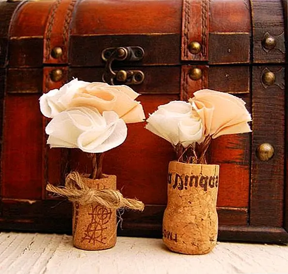 Свадебные сувениры трудно выбрать. Они должны быть простыми, и им не нужно чрезмерно усложнять свой свадебный день, который уже является напряженным, но он также должен быть очаровательным и впечатлять - это какой-то способ. Именно поэтому эти прекрасные винные плантаторы будут идеальным выбором. Маленькие плантаторы украшены тканевыми цветами, и они довольно очаровательны. Доступны за 6 $.